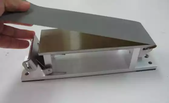 The sandpaper is led to the other side. Please be careful that the sandpaper doesn't come off from the wedge roller on a fixed side.