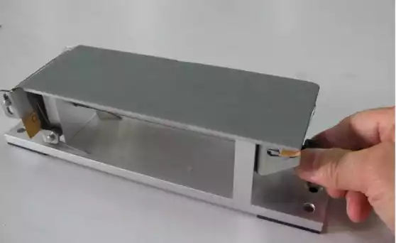 The tension is given to the sandpaper when you turn the screw. At that time, I recommend a left wedge roller to be supported by your left hand.