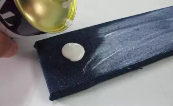 In initial, this metallic polish infiltrates denim. Please sometimes add PIKAL after you use it several times.