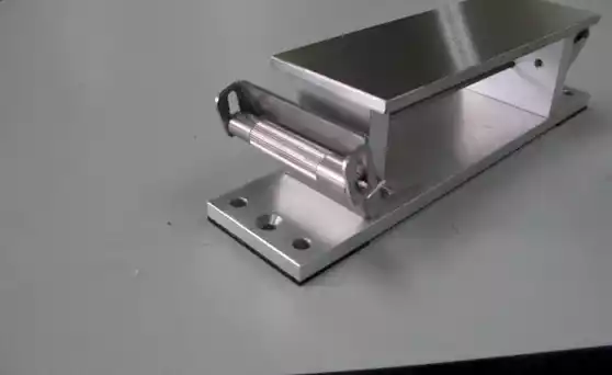 This wedge roller pulls the sandpaper strongly gripping it. When the screw knob on the other side is turned, the power to pull is produced.