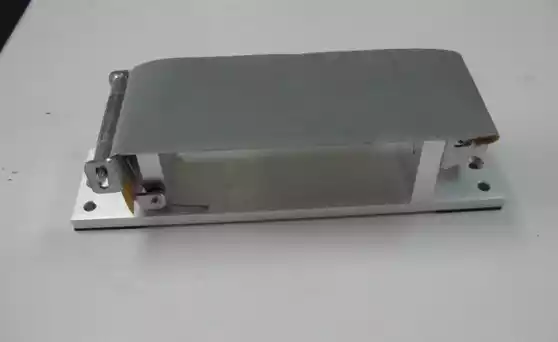 This photograph is a state before giving the sandpaper the tension.