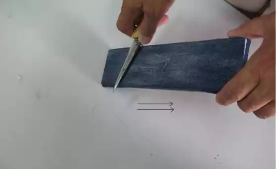 Please strap it in carefulness. Denim is cut when moving it in the direction of the tip of the blade.